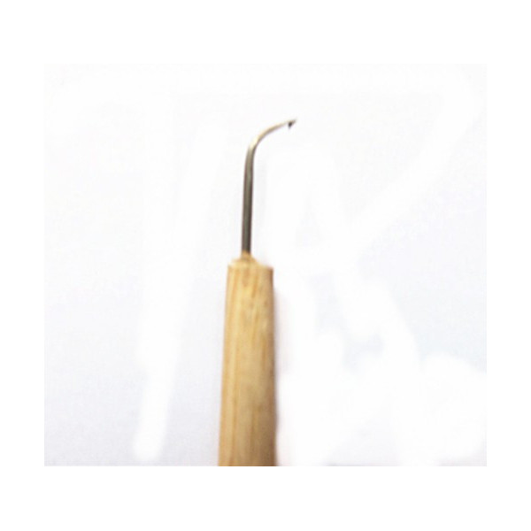 Size 5-6 Ventilating needle with wooden handle