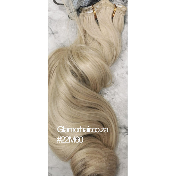 *22M60 Light beige blonde mix 55-60cm clip in hair extensions 10pc set- wavy, Synthetic